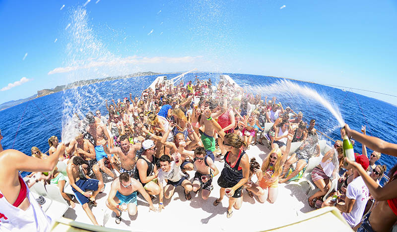 24 hours of party, alcohol and sea: Legendary Tour in Ibiza